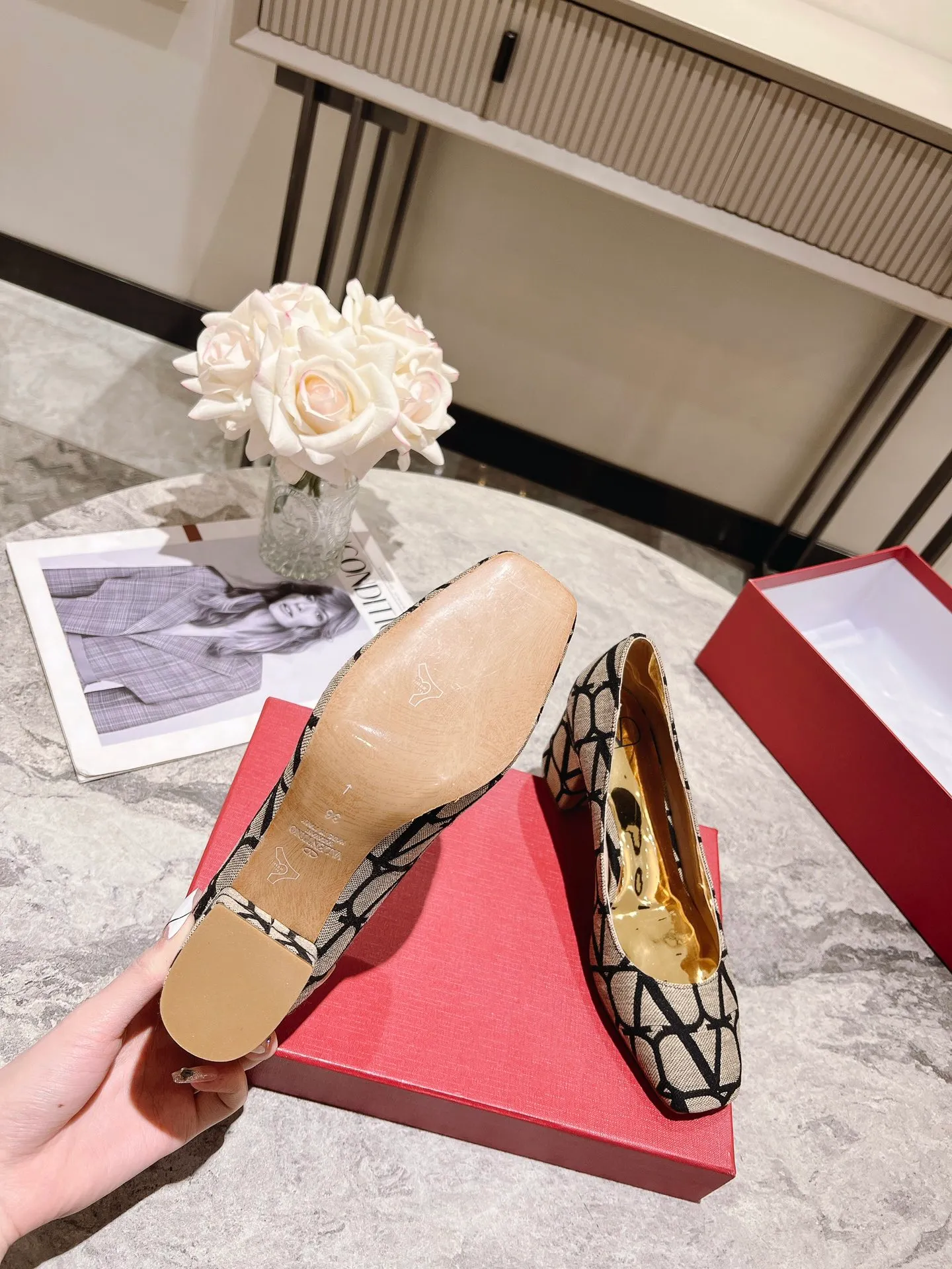 👟👟Ex-factory price 440👟👟 Genuine leather sole +40 Top version 𝑉𝐴𝐿𝐸𝑁𝑇𝐼𝑁𝑂 Valentino new spring and summer women's 5⃣️ color spring shoes. The unique [V logo fabric print pattern] brings out a full sense of high-end, and the new season will live up to expectations! Worth buying★Absolutely high-grade❥Original method, Absolutely sensual❥Elegant style, creating a different feeling, simple and elegant style!  Code number: 35-41 (34-42 customized) Fabric: Fabric printed cloth Lining: Sheepskin lining Heel height: 6cm～8.5cm2⃣️ options Leather outsole Rubber outsole